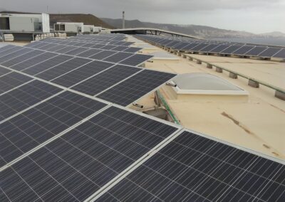 Instalación de placas solares en Bricomart Canarias