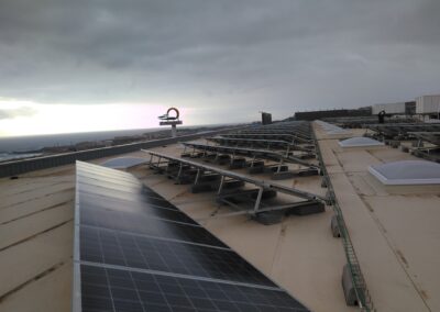 Instalación de placas solares en Bricomart Canarias