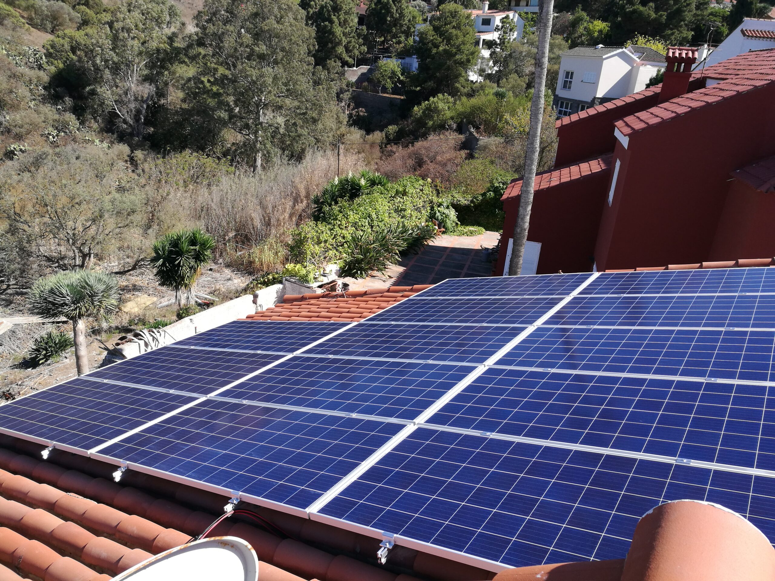 Instalación de placas fotovoltaicas en vivienda. Riblan Canarias.